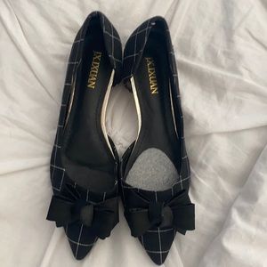 Black and white flat w bow 8.5